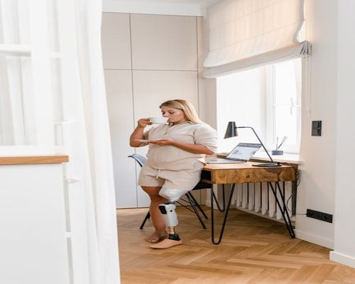 Kobieta pracująca wygodnie w domu, dbająca o postawę